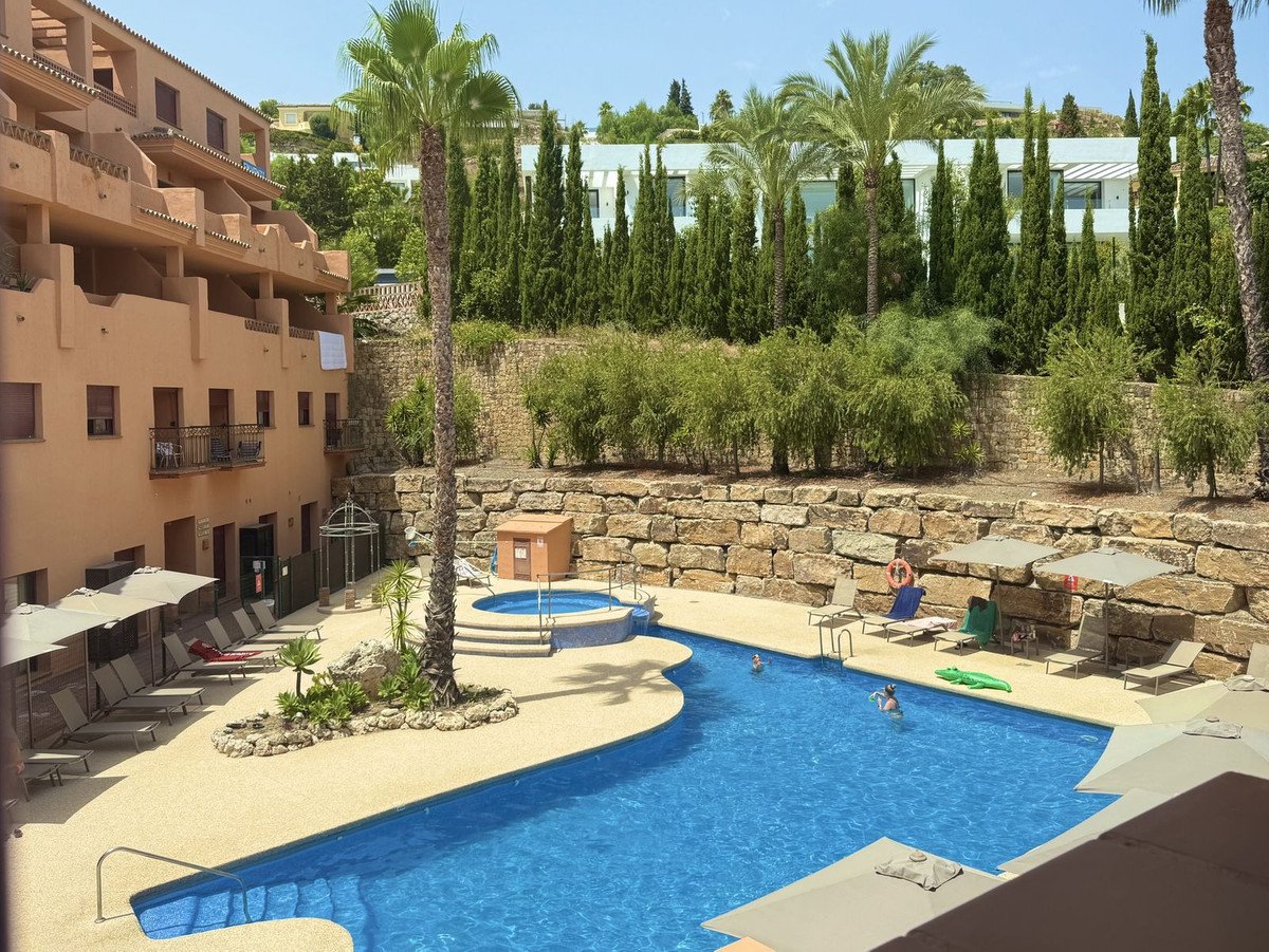 2 bedroom Middle Floor Apartment in Benahavís