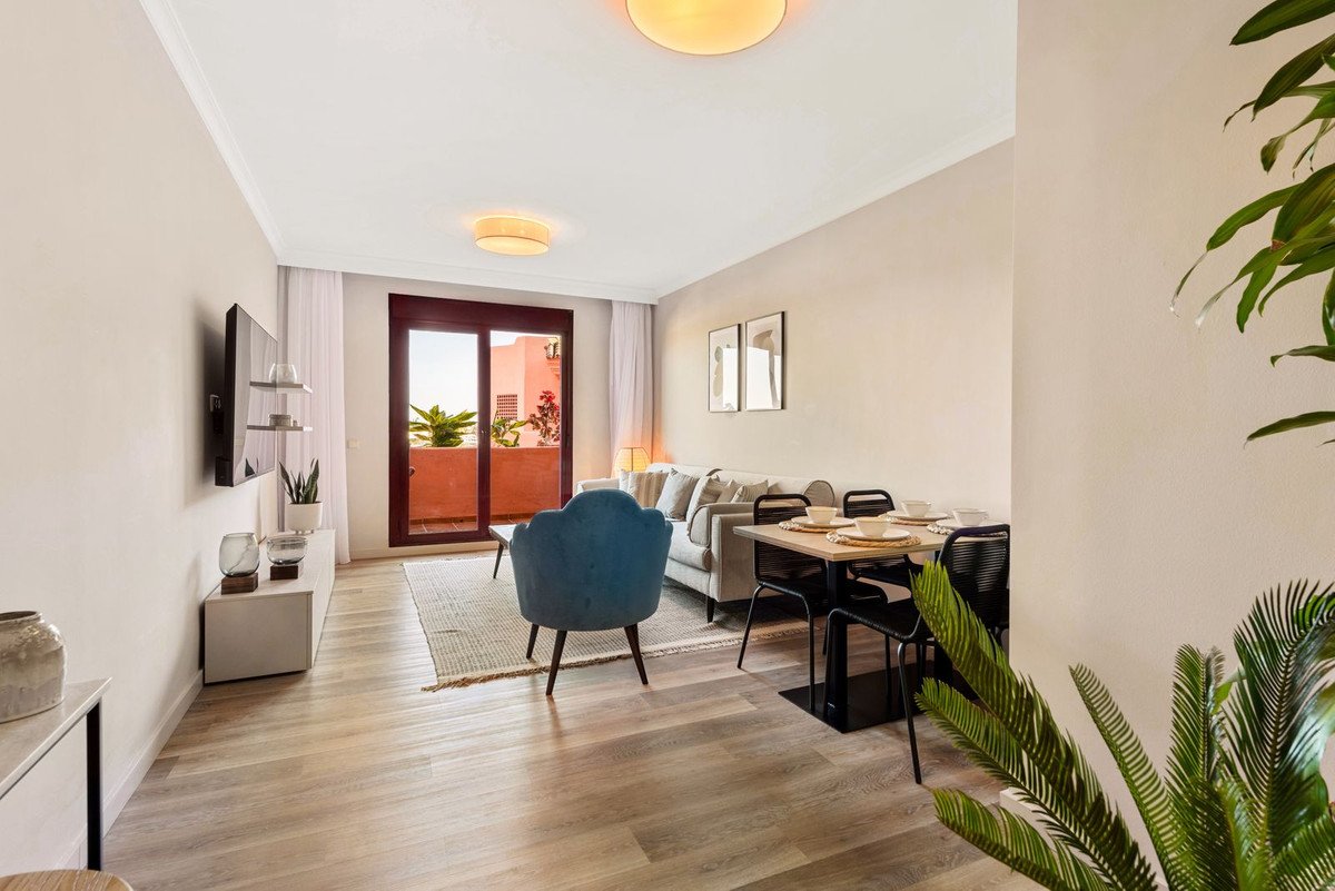 2 bedroom Middle Floor Apartment in Benahavís