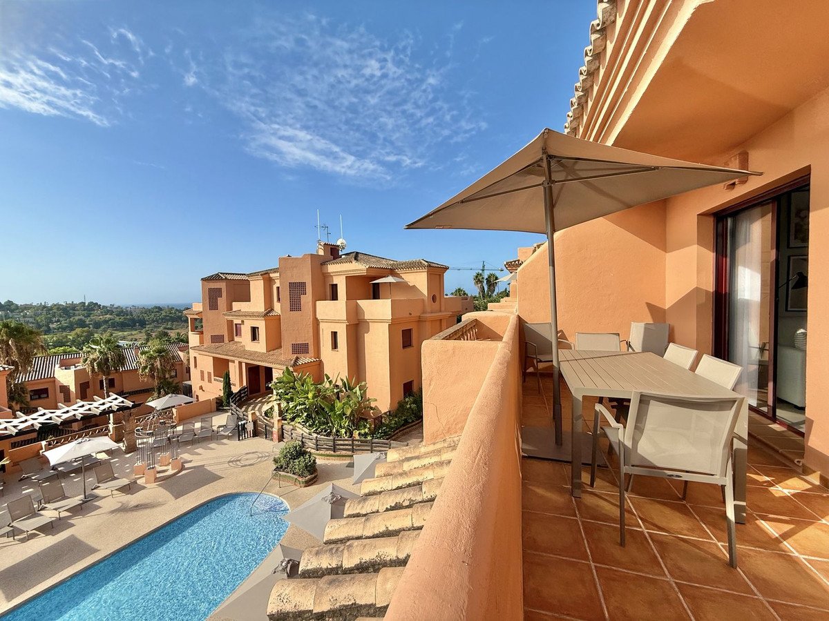 2 bedroom Middle Floor Apartment in Benahavís