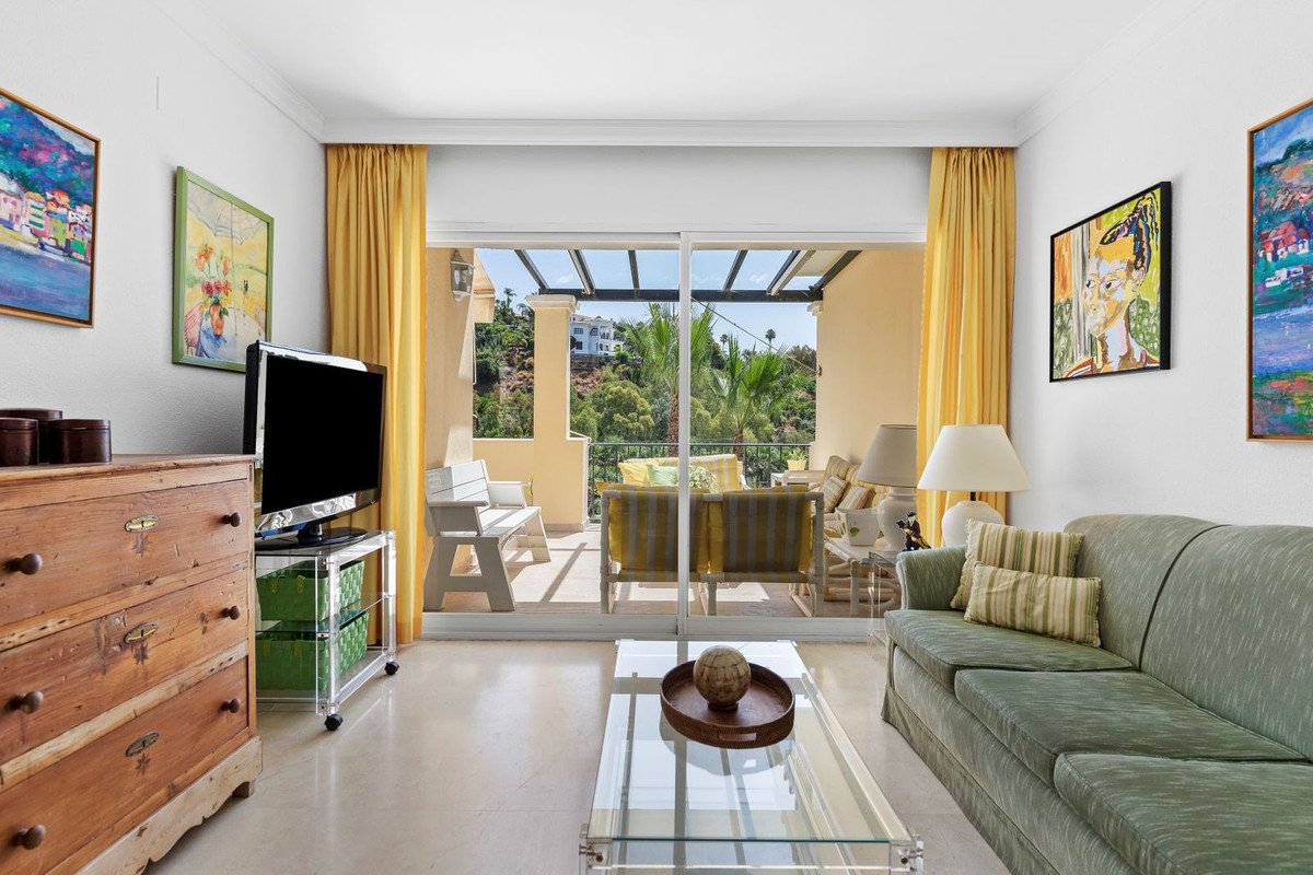 3 bedroom Middle Floor Apartment in Benahavís