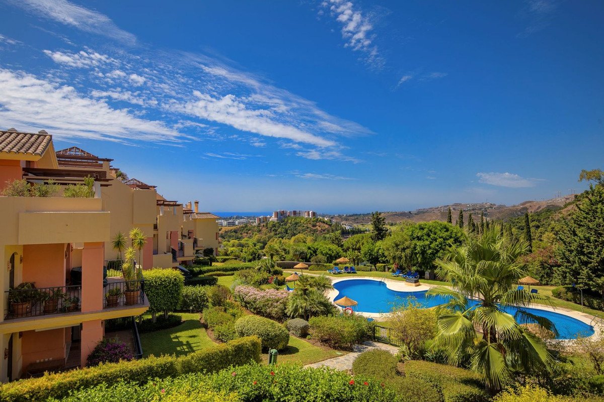 2 bedroom Middle Floor Apartment in Benahavís